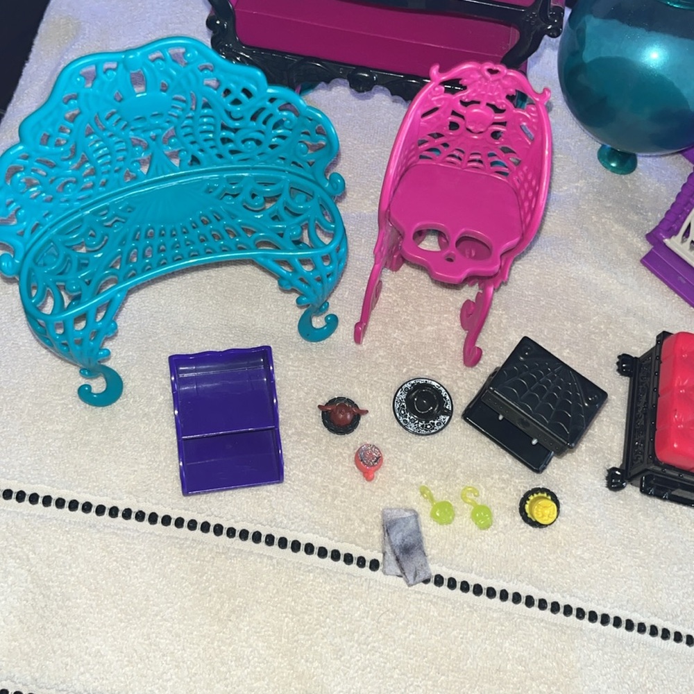 Monster High Dollhouse Furniture Set - Picture 2 of 11